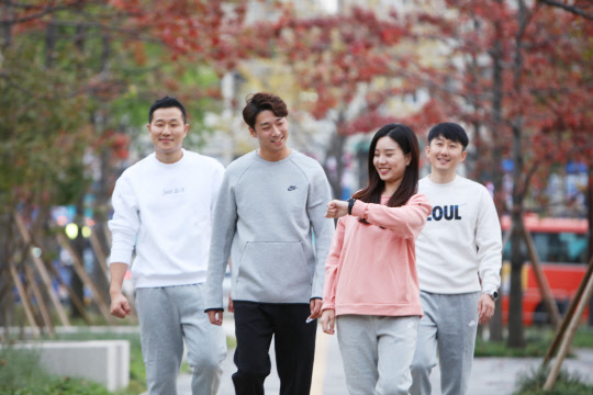 에스원 임직원들이 퇴근 후 30만보 챌린지에 참여하고 있다, 에스원 제공